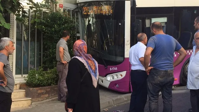 İstanbul’da korku dolu anlar! Halk otobüsü iş yerine girdi