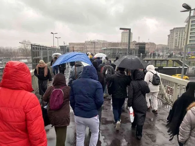 Son dakika: İstanbul’da yağmur etkili olmaya başladı! Trafik yoğunluğu yüzde 71'e ulaştı - 1