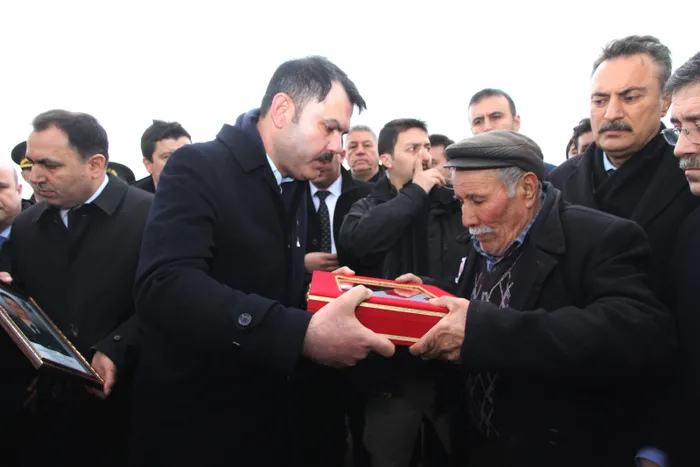 Şehit babasından ağlatan sözler! Bakan Kurum anlattı: ’Ayakkabılarım çamurlu’ dedi binmek istemedi