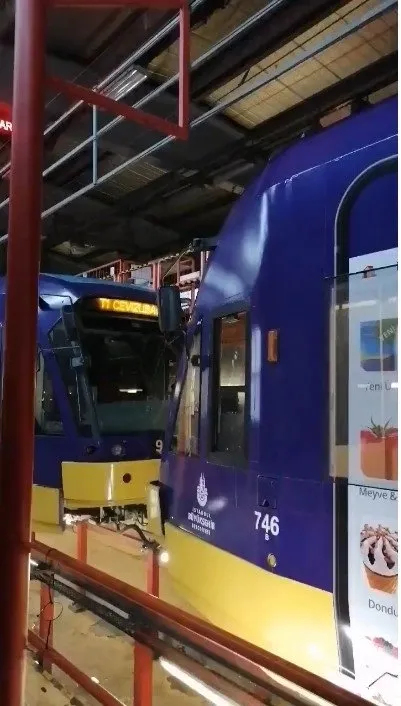 İstanbul'da toplu ulaşım her geçen gün kabusa dönüyor! Tramvayı dumanlar bastı! Vatandaşın haklı isyanı: Dingonun ahırı mı? - 2