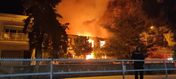 1665976872565.jpg İzmir’de 2 katlı bina alev alev yandı - 2