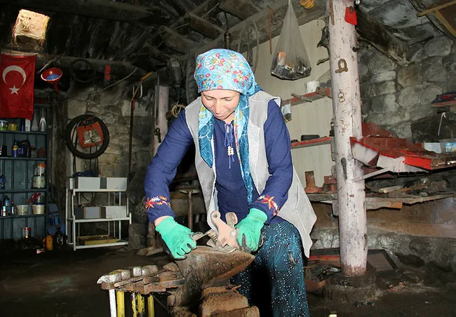 Ardahan kocasının işini elinden alan demirci ustası Özlem'i konuşuyor - 2