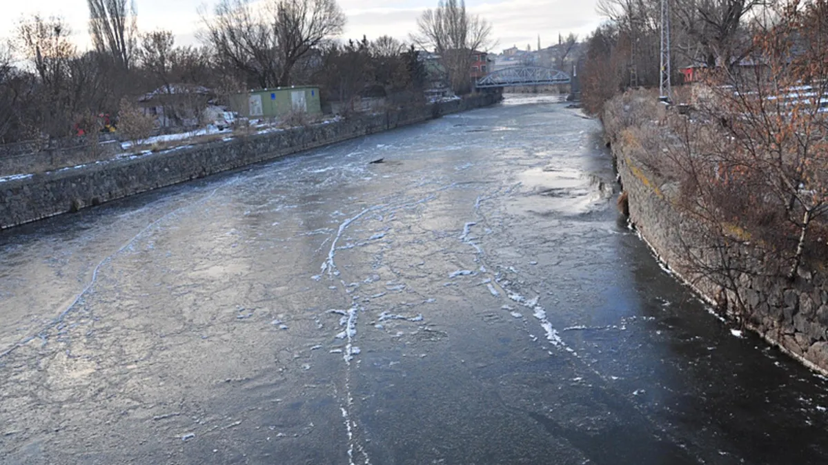 Sıcaklık eski 15'e düştü; Kars Çayı kısmen dondu