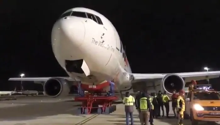 istanbul-havalimaninda-korkutan-anlar-govdesi-uzerine-inen-ucak-kaldirildi-ulastirma-bakani-uraloglu-detaylari-1715206223346.jpg