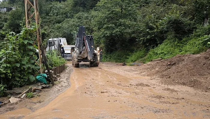 trabzonda-saganak-felakete-dondu-dereler-tasti-yollar-kapandi-1722110897380.jpg Konuya ilişkin Trabzon Büyükşehir Belediyesinden açıklama yapıldı.