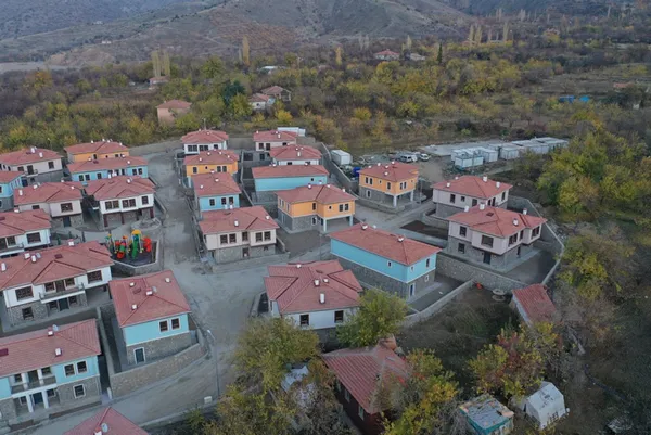 Malatyalı depremzedeler yeni evlerine geçti: Namaz kılarken Erdoğan'a teşekkür ediyorum - 3