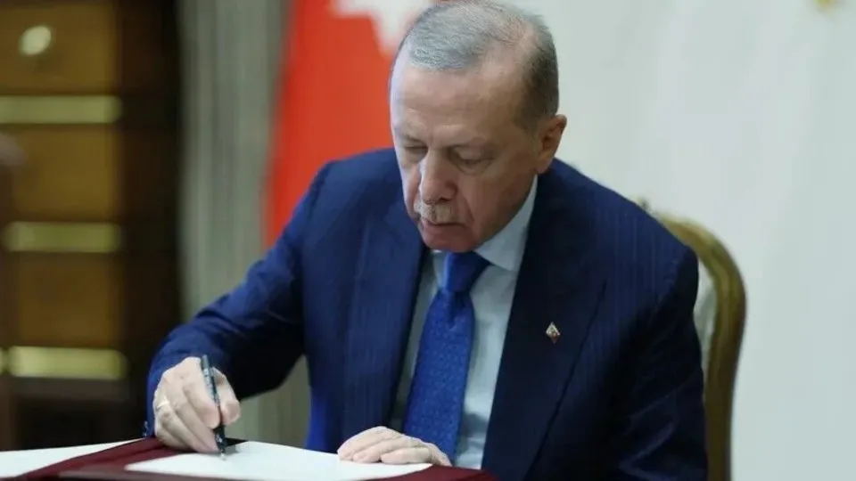 baskan-erdogan-liderlik-edecek-yuksek-askeri-sura-toplaniyor-masada-terfi-atama-ve-emeklilik-1785826107170.jpeg Yüksek Askeri Şura'dan Anıtkabir ziyareti! Başkan Erdoğan'dan önemli mesaj: Bayrağımız bu topraklarda bin yıldır dalgalanıyor - 1