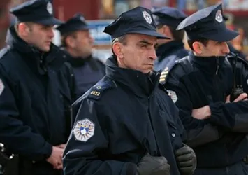 Kosova'da kahkaha attı polis ceza kesti