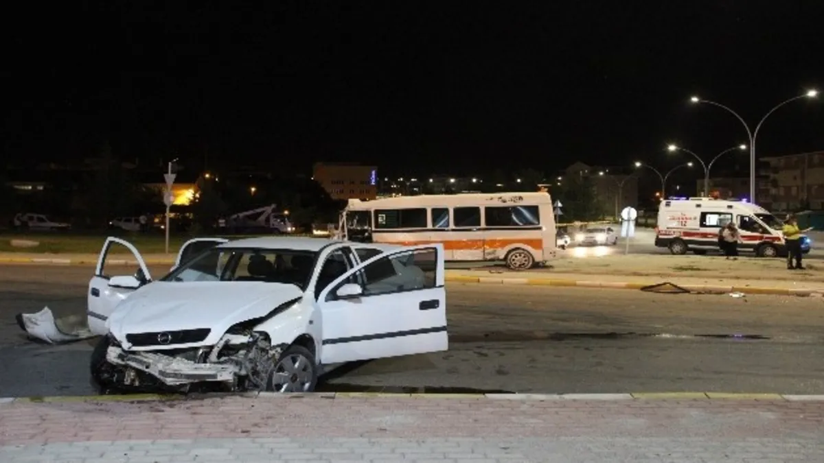 Otomobille çarpışan yolcu minibüsü kaldırıma çıktı: 3 yaralı