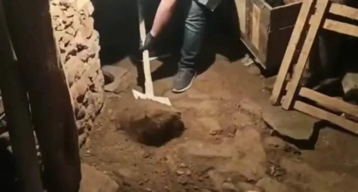İzmir’de dev tarihi eser operasyonu! Evlerinin bodrum katında toprağa gömülü halde bulundu