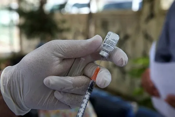 Son dakika: Sağlık Bakanlığı koronavirüs rehberini güncelledi! İki aşısı olanlar temaslı olsa da karantinaya girmeyecek - 4