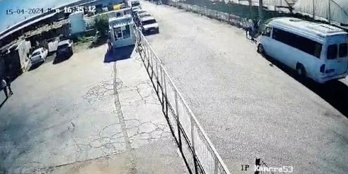 1713275282596.jpeg Antalya'da kan donduran olay! Tartıştığı kişileri minibüsle ezdi - 2