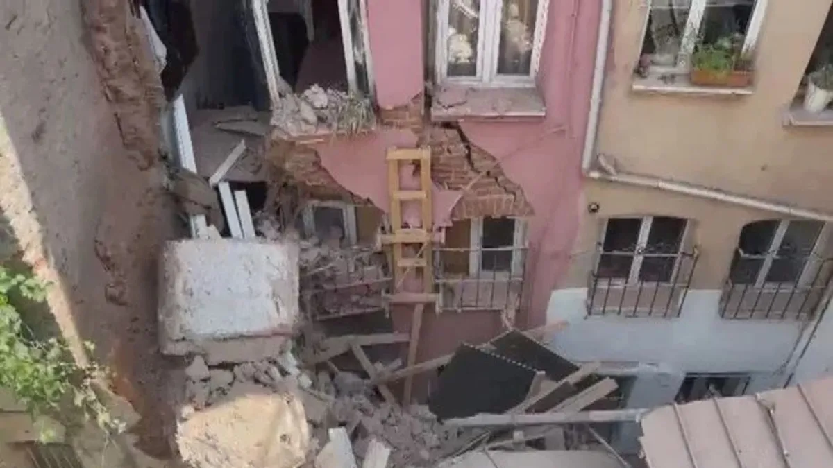 Fatih'te bir kısmı çöken bina mühürlendi!
