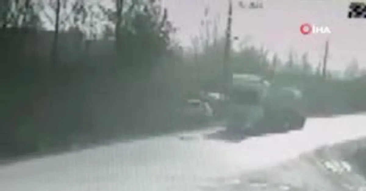 Burnu bile kanamadı! Feci kaza kamerada