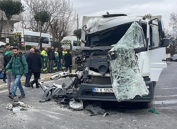 istanbulda-iett-otobusu-ile-cop-kamyonu-carpisti-yaralilar-var-1708331736018.jpeg İstanbul'da İETT otobüsü ile çöp kamyonu çarpıştı! Yaralılar var - 2