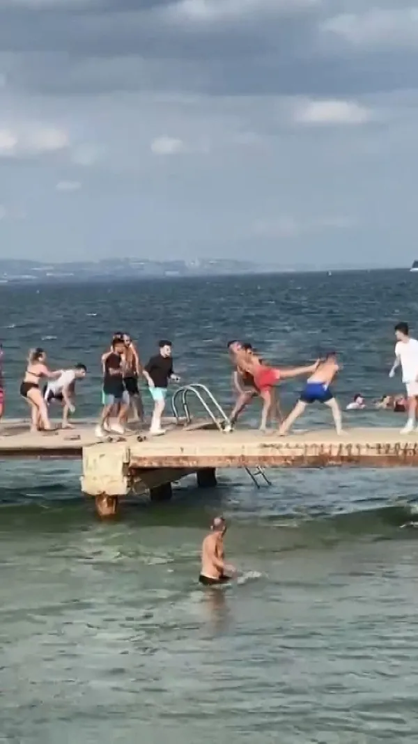 1661107653010.jpg Sahil ringe döndü! Yumruk ve tekmeler havada uçuştu - 1