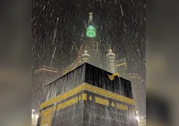 Suudi Arabistan’ın Mekke kentini sel bastı! Mekke’de sağanak yolları göle çevirdi!
