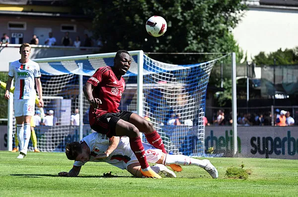 Beşiktaş-Augsburg maçında olay! Şenol Güneş takımı soyunma odasına götürdü