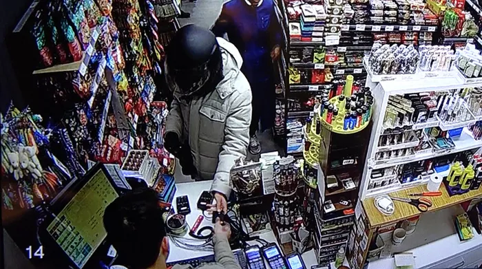 markete-gidip-dubai-cikolatasi-caldi-o-anlar-kamerada-1730884793557.jpg Markete gidip Dubai çikolatası çaldı! O anlar kamerada - 1