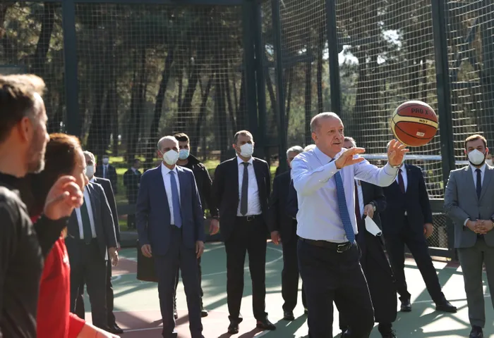 Son dakika: Başkan Erdoğan Ümraniye Millet Bahçesi’nde gençlerle basketbol oynadı