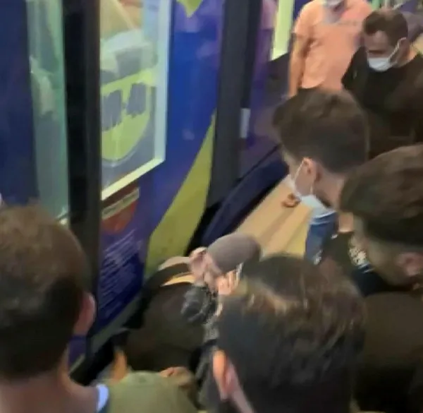 1630091768110.jpg İstanbul'da tramvay ile peron arasına sıkıştı: İtfaiye ekipleri kurtardı - 1