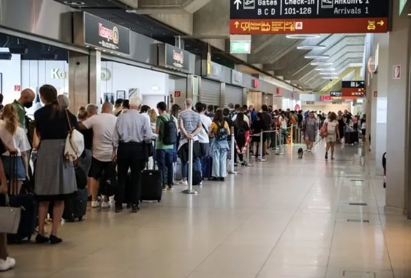 Almanya’da havalimanı krizi büyüyor! Sonu gelmeyen kuyruklarda binlerce insan mağdur