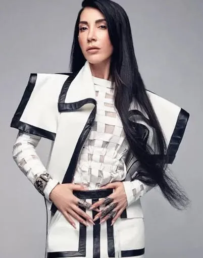 Hande Yener otostop çektiği gençle sahnede şarkı söyledi - 3