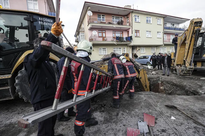 Son dakika: Ankara'da yol çöktü: Bir kişi göçük altında - 3