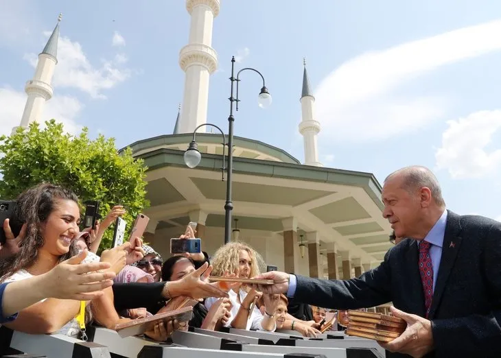 Başkan Erdoğan, cuma namazı sonrası vatandaşlarla sohbet etti