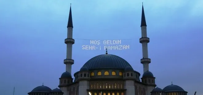 Taksim Camii mahyalar ile süslendi! Kartpostallık görüntüler...