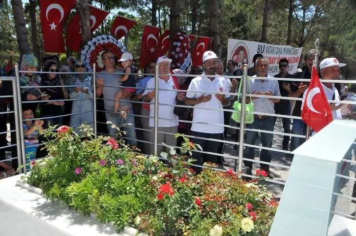 Kahraman Ömer Halisdemir'in kabrine ziyaretçi akını - 1