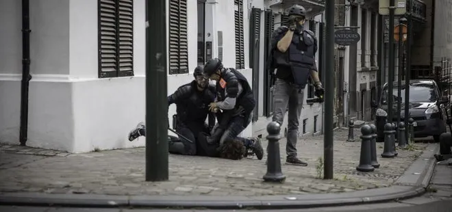Belçika’da polis eylemcinin boynunun üzerine diz çöktü