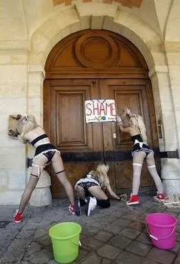 FEMEN’den çılgın protesto