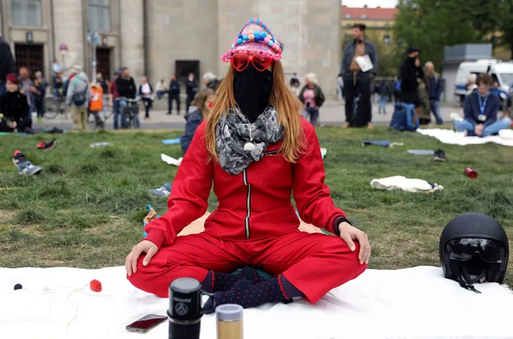 almanyada-koronavirus-kisitlamalari-protesto-edildi-1587884236174.jpg Almanya’da koronavirüs kısıtlamaları protesto edildi - 2