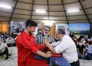 Bakan Varank milli sporcu ile bilek güreşi yaptı