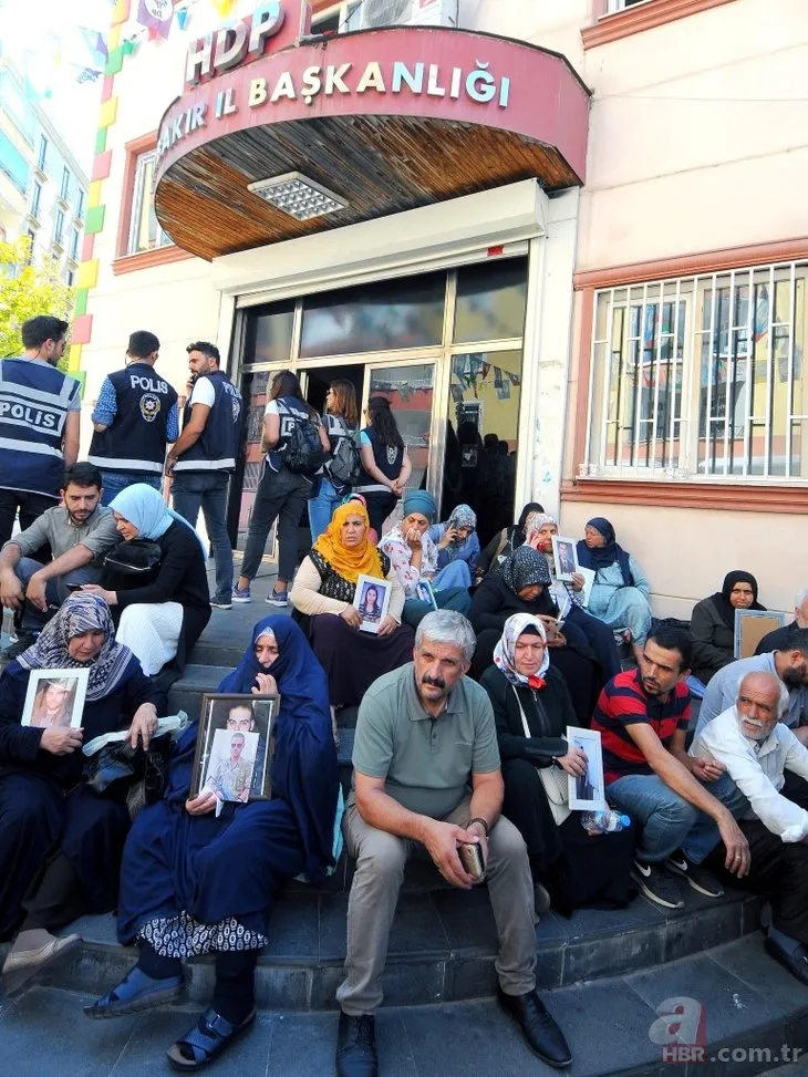 Sanatçılardan Diyarbakır'da nöbet tutan annelere destek