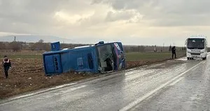 Kayganlaşan yolda kontrolden çıktı yan yattı