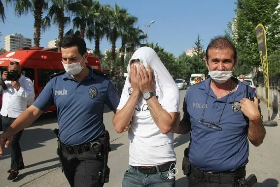 Adana’da intihar girişimini izleyen vatandaşlar sosyal mesafeyi unuttular - 2