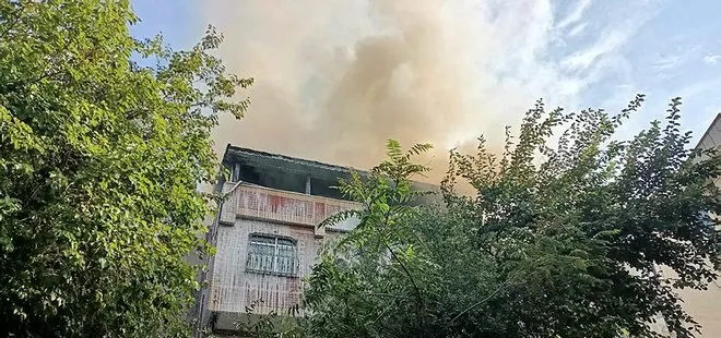 Son dakika: İstanbul Eyüpsultan’da 3 katlı binanın çatısında yangın