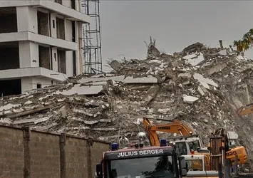 Nijerya'da 3 katlı bina sonları oldu! 7 ölü 2 yaralı