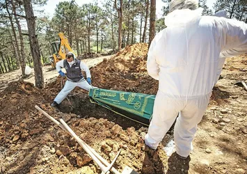 Bir cenazede yüz kişi koronavirüse yakalandı! Kırmızı renkteki ilde korkutan olay