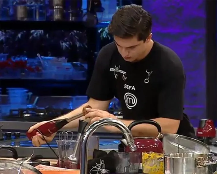 Masterchef’te korkunç kaza! Eleme oyununda elini blendera kaptırdı…