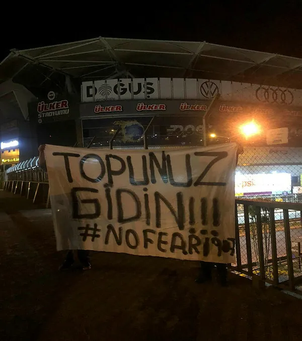 Fenerbahçe taraftarından yönetime tepki! Topunuz gidin