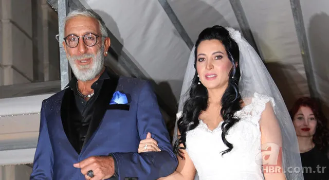 Cem Özer eşi Pınar Dura’nın arkadaşıyla el ele görüntülendi 12