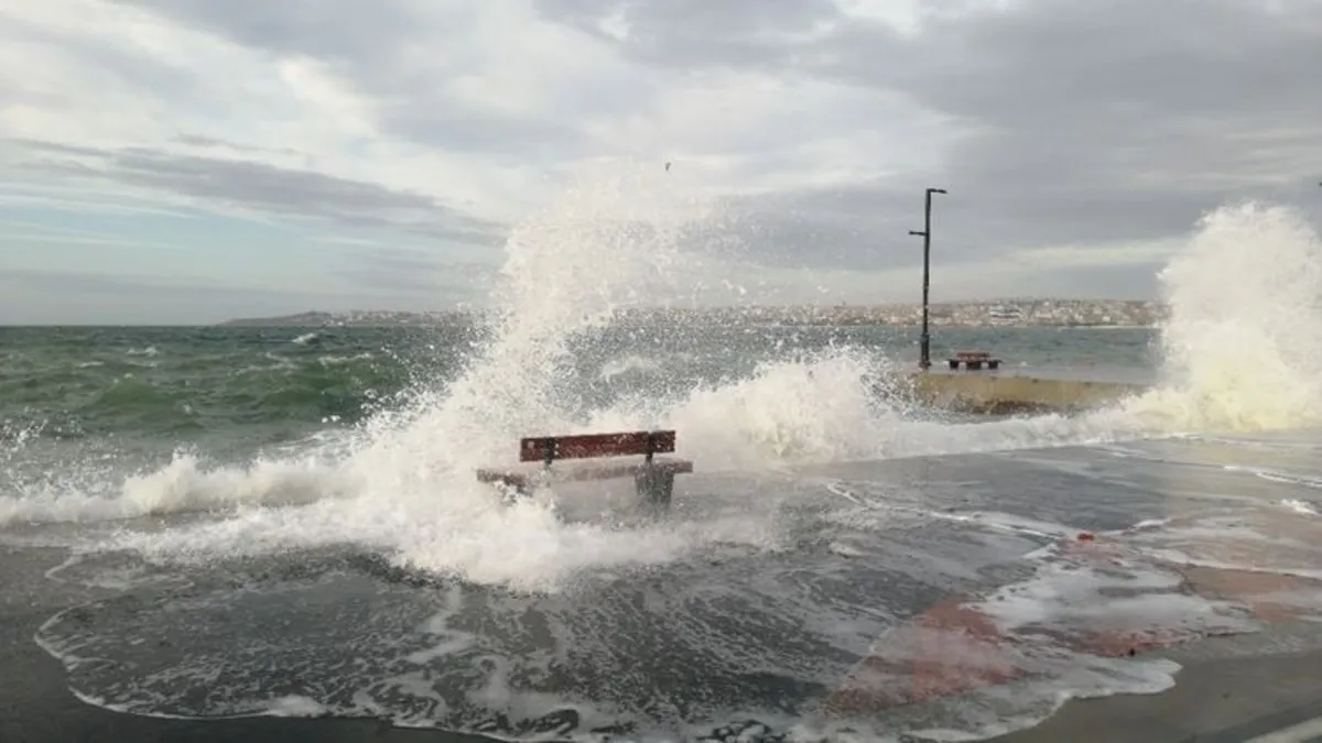 Bakırköy açıklarında sürüklenen tekne kurtarıldı