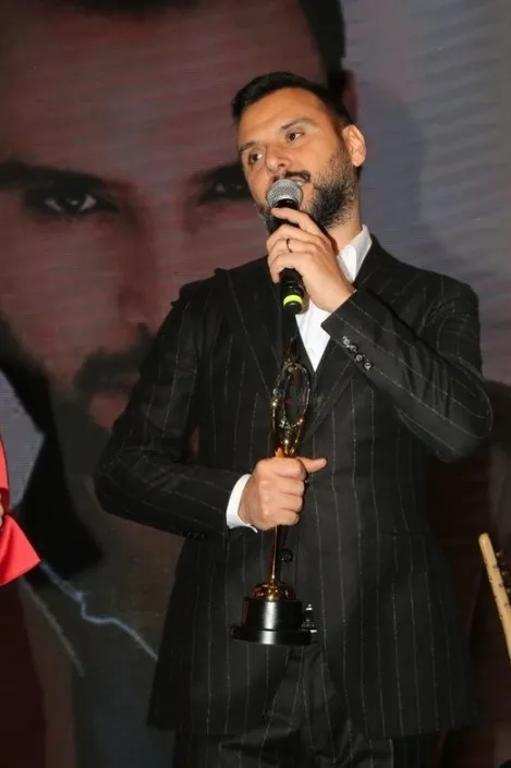 turkucu-alisandan-sevenlerine-mujde-yeni-projesi-cok-konusulacak-1637934174975.jpg Türkücü Alişan’dan sevenlerine müjde! Yeni projesi çok konuşulacak - 3