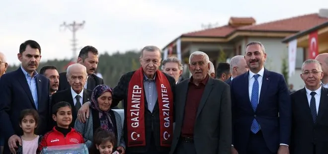 Nurdağı’nda köy evini teslim alan vatandaştan 7’li koalisyona: Başkan Erdoğan bu ülkenin profesörü! Siz daha doktor olamadınız