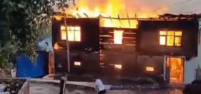 Bartın'da ahşap ev alevler içinde kaldı