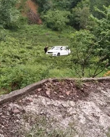 artvinde-araba-ucurumdan-cay-tarlasina-dustu-olu-ve-yaralilar-var-1655482549482.jpg Artvin’de araba uçurumdan çay tarlasına düştü: Ölü ve yaralılar var - 2