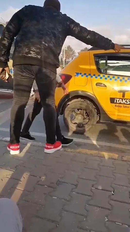 esenyurtta-taksiciyle-yolcunun-para-anlasmazligi-demir-sopayla-tehdit-anlari-kamerada-1637049321786.jpg